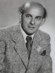 Obraz przedstawia czarno-biały portret mężczyzny w&nbsp;marynarce i&nbsp;krawacie.