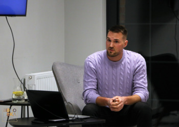 Mężczyzna siedzi bokiem do komputera