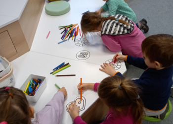 dzieci rysują na schodach